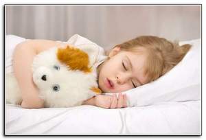 rebenok-nochyu-skripit-zubami